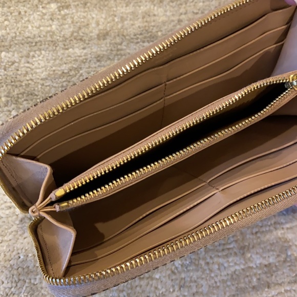 Prada Wallet - Picture 4 of 5